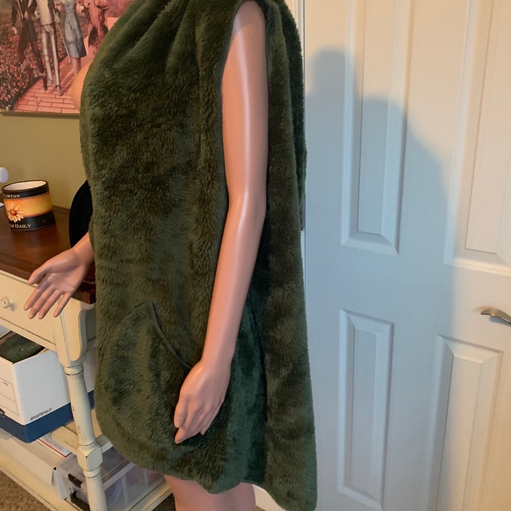 PRICE ⬇️ PLUS SZ Hunter Green Fur Open Hooded Vest - Picture 8 of 9